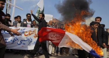 Пакистанците масовно ги палат знамињата на Франција!