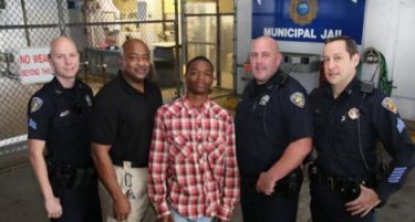 (ВИДЕО) КРАДЕЦ ХЕРОЈ: Полицаец уапсил малолетен разбојник кој подоцна му го спасил животот