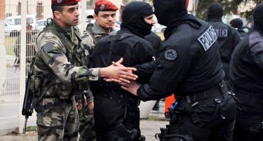 Француската полиција бара потешко вооружување