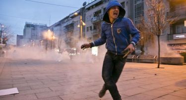 (ВИДЕО) Двајца повредени во протести во Приштина, се судрија полицијата и демонстрантите