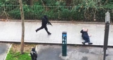 (ВОЗНЕМИРУВАЧКО ВИДЕО) Моментот кога терористите го убиваат полицаецот кој моли за живот!