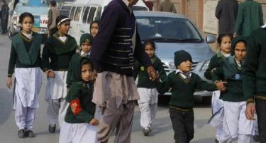 Учениците повторно се вратија во военото училиште по масакрот во Пешавар