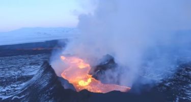 (ВИДЕО) ВООДУШЕВУВАЧКА ПРИРОДА: Вулканско езеро на Исланд