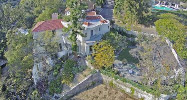 (ФОТО) ДОМ НА ПОЗНАТИТЕ: Како изгледа замокот на вечниот заводни Марлон Брандо