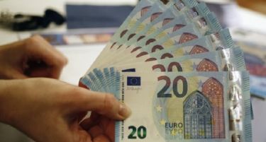 Колку евра сме купиле во менувачници годинава: Кризата ги потроши девизите