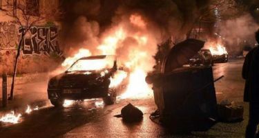 (ВИДЕО) Хаос во Атина: Демонстрантите кршеле излози, палеле автомобили, фрлале димни бомби