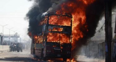 НЕМИРИ ВО БАНГЛАДЕШ: Девет лица живи запалени, меѓу нив две деца!