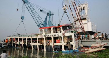 Бангладеш: Десетици исчезнати при судир на траект со товарен брод