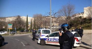 (ВИДЕО) Марсеј под опсада: Маскирани напаѓачи нападнале полицајци