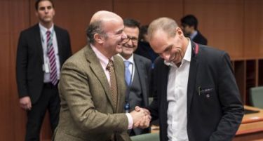 На Грција и е продолжена помошта уште четири месеци