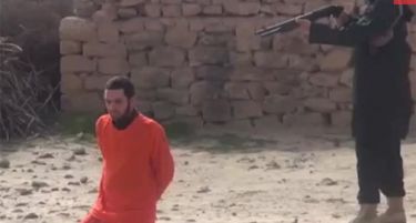 (ВИДЕО) Терористите од Исил со музика и забавена снимка ја разнесуваат главата на Сириец!