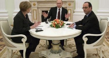 Меркел и Оланд побараа од Путин да го почитува Минскиот договор
