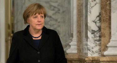 Меркел: Не можеме само да го свртиме грбот кон нацистичко минато