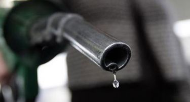 Цената на нафтата ја притискаат високите залихи на САД