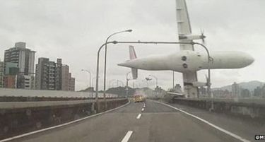 (ВИДЕО + ФОТО)Најмалку 15 загинати во авион што се урна во река во Тајван