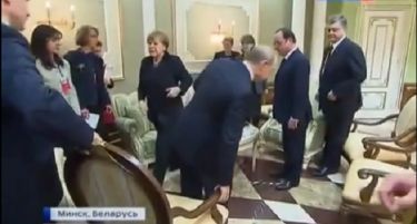 (ВИДЕО) Ова може скапо да го чини: Лукашенко двапати му го потргна столот на Путин