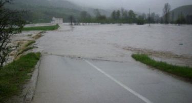 Возачи Внимавајте: Кај Смилковци се излева вода на коловозот