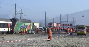 (ВИДЕО) Судир на два воза во Швајцарија