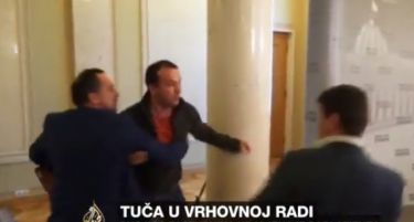 (ВИДЕО) Жестока тепачка на двајца пратеници во Украина
