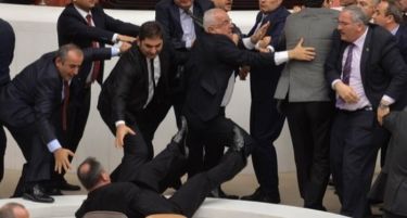 (ВИДЕО-ФОТО) Повторно се степаа пратениците во Парламентот на Турција