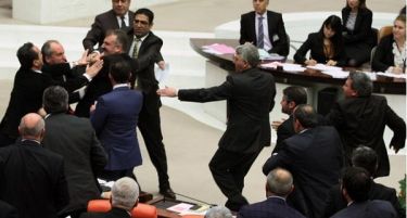 (ВИДЕО-ФОТО)Петмина повредени по тепачката во Турскиот парламент