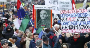 Унгарците бараат смена на премиерот Орбан зашто се приближува кон Русија