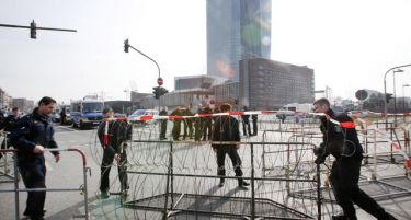 (ГАЛЕРИЈА НА ДЕНОТ) Хаос во Франкфурт