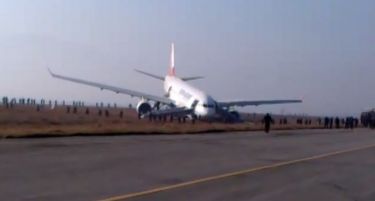 (ВИДЕО) Турски авион ја промашил пистата