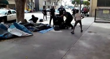 (Вознемирувачко ВИДЕО) Полицијата на Лос Анџелес убила бездомник, случаен минувач го обајви видеото