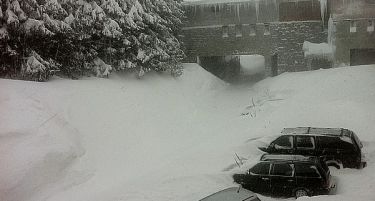 (ФОТО) Снежни врнежи: Критично во Бугарија, стотици села без струја поради снег