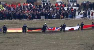 (ФОТО) Потресна церемонија со знамиња во чест на загинатите