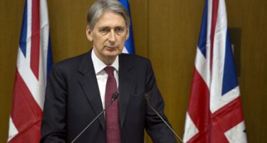 Филип Хамонд: Русија продолжува да ја загрозува Украина