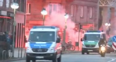 (ВИДЕО-ФОТО) Демонстрантите палат полициски автомобили на протестите против ЕЦБ во Франкфурт