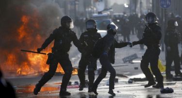 (ВИДЕО ВО ЖИВО) После судирот пред седиштето на ЕЦБ, запалени полициски и приватни возила, 500 лица приведени