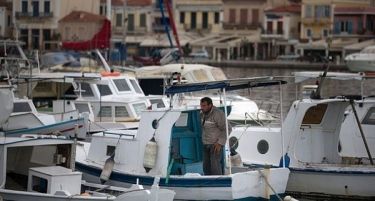 Грција ќе користи туристи како даночни инспектори