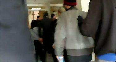 (ВИДЕО-ФОТО) Војна во Атина: Анархисти го заземале седиштето на Ципрас – „Сириза“