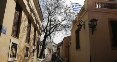 Оној кој ја внесе Грција во еврозоната, сега ја притисна до ѕидот