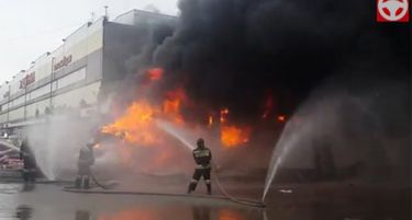 (ВИДЕО) Петмина загинаа, а 55 се повредени во голем пожар во Казан