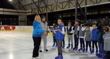 Заврши школата на Еуролинк на која 35 деца бесплатно изучуваа  уметничко лизгање