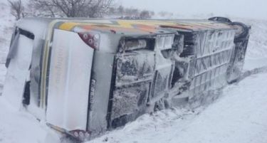 (ВИДЕО) Снежни виулици го парализираа Балканот