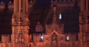 (ВИДЕО) Маж на покривот на Вестминстерската палата ја крена на нога полицијата