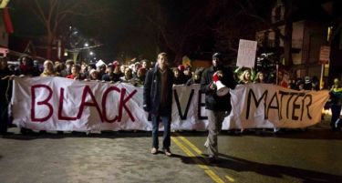 (ВИДЕО) Расна војна: Америка на улиците поради убиство на црн тинејџер, убиецот на платен одмор!на