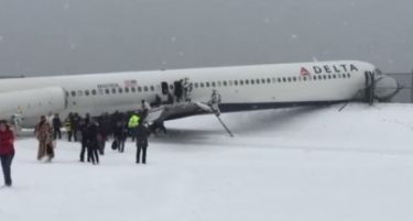 (ВИДЕО) САД: Авион се излизга од пистата!