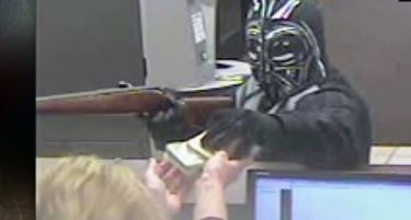 (ВИДЕО) Маж во костум на Дарт Вејдер ограбил банка во САД