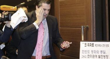 (ВИДЕО) Во Сеул нападнат Американскиот амбасадор