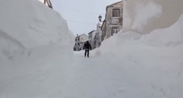 (ВИДЕО) Во италијански град паднале над 250 цм снег