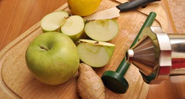 Сок од јаболка, ѓумбир и лимон – чудесен пијалок за здравје!