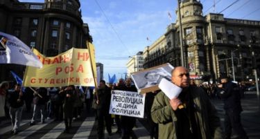 Штрајкот во Србија излегува од контрола, наставниците не примиле плата од февруари