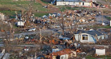 (ВИДЕО) Торнадо уништи цело гратче во Илиноис