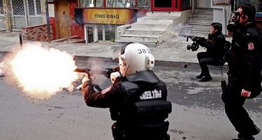 (ФОТО) Судир меѓу полицијата и демонстрантите во Истанбул